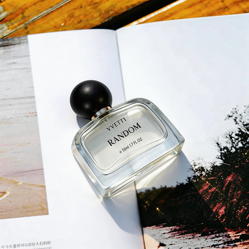 ペーパー＆インク わずかにウッディなフローラルノート ユニセ - Fragrance Library Perfume のレビューと価格